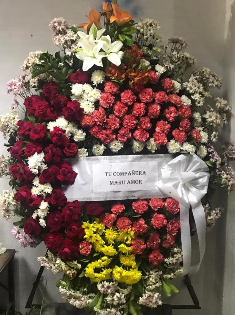 Era mi vida Imagen de Era mi vida Descripcion: Corona de costado de rosas liliums gerberas astromelias y otras flores variadas